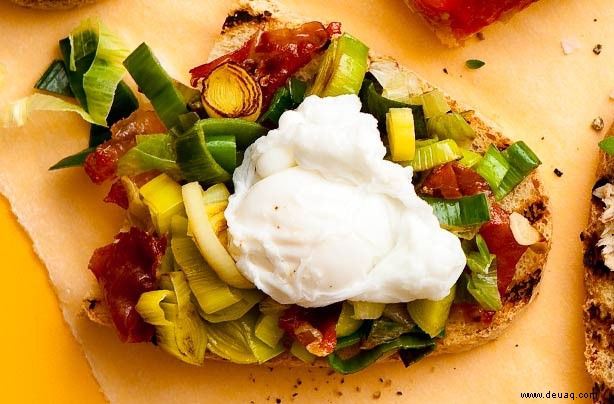 Gebratener Lauch mit Wachteleiern auf Toast 