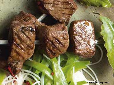 Rindfleischspieße mit japanischem Salat 
