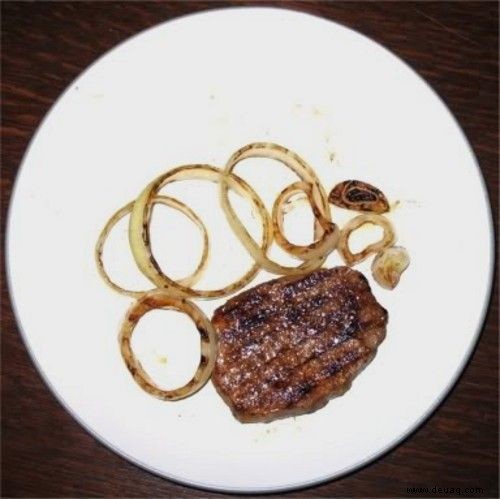 Gegrilltes Steak und Zwiebeln 