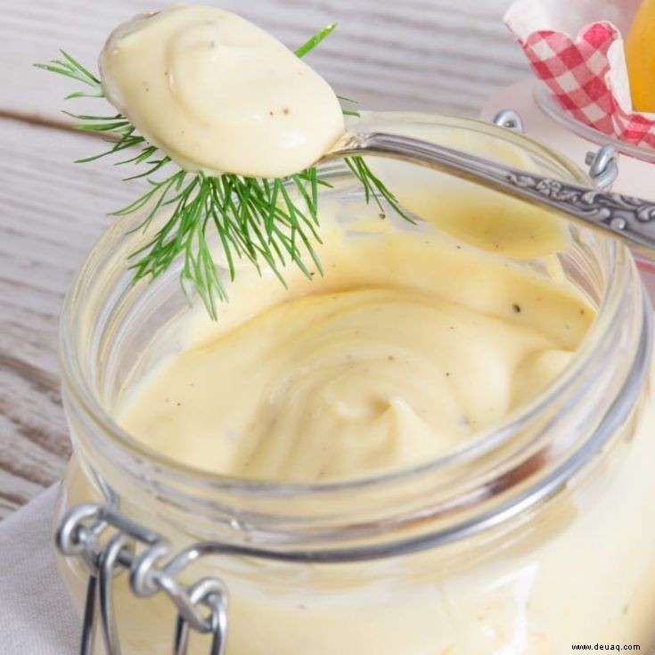 Machen Sie hausgemachte Mayonnaise mit Schneebesen 