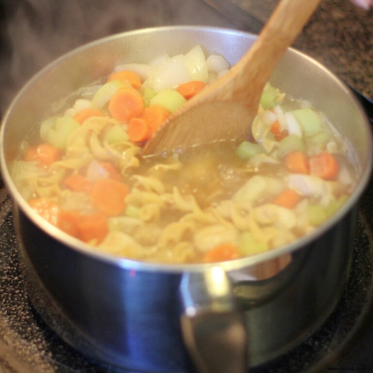 Hühnernudelsuppe auf die schnelle und einfache Art 