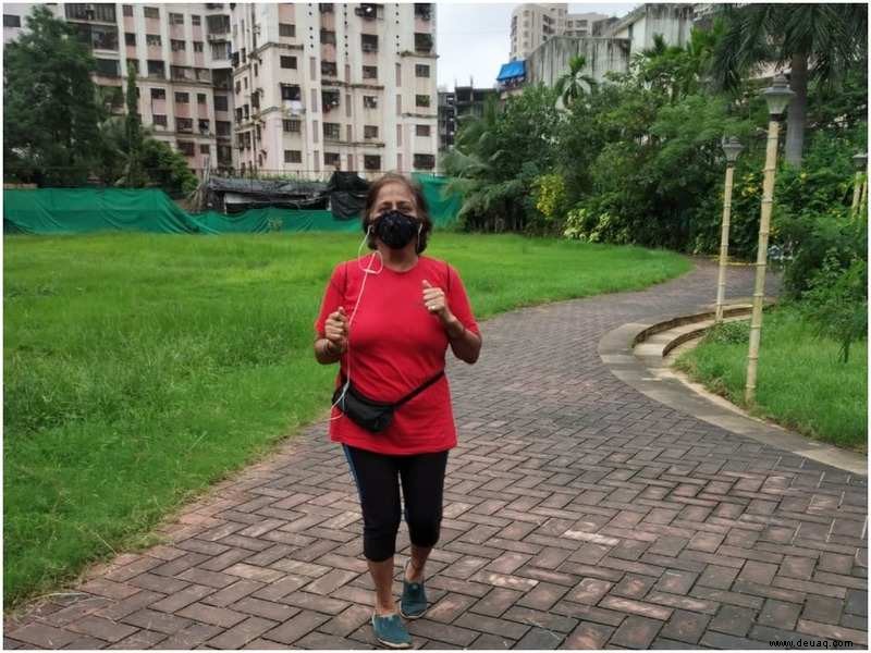 Mumbai-Läufer vermeiden Gruppentraining, gehen alleine in Parks, Gebäuden und auf Straßen 