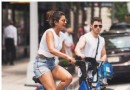 Radfahrende Paare setzen Fitness- und Beziehungsziele 