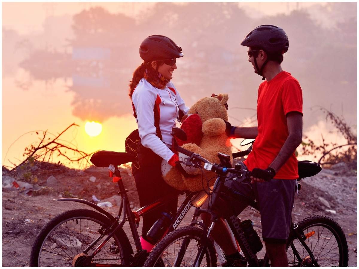 Radfahrende Paare setzen Fitness- und Beziehungsziele 