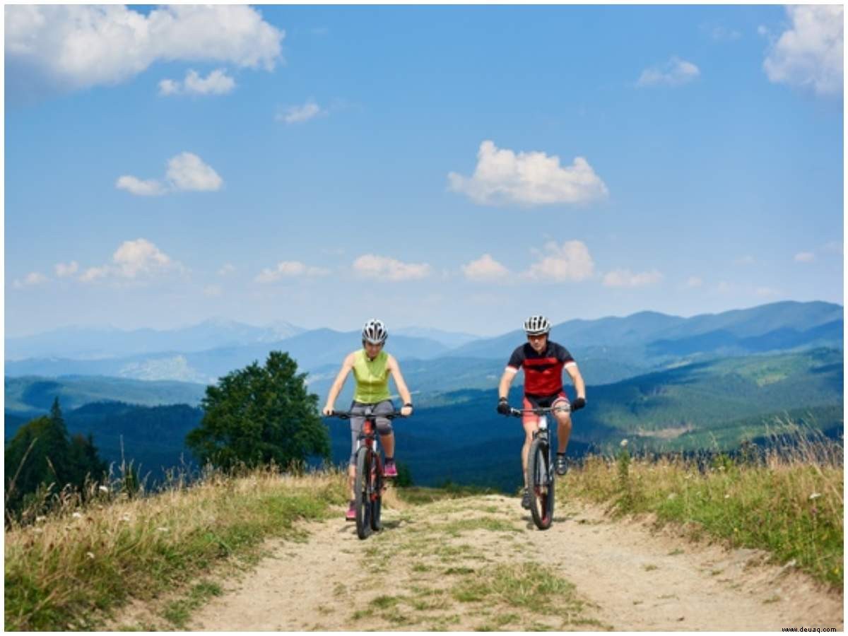 Radfahrende Paare setzen Fitness- und Beziehungsziele 