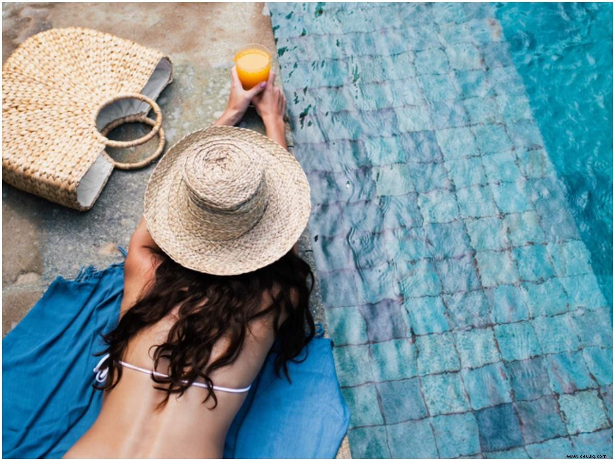 Disha Patani chillt am Pool. Hier erfahren Sie, wie Sie sich auch etwas Zen am Pool schnappen können 