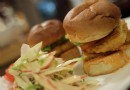 Hähnchen-Fisch-Burger: Würziges Rezept mit scharf-saurer Sauce