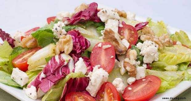 Blattsalat mit Walnüssen Rezept 