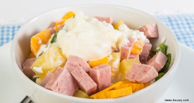 Rezept für Salat mit Ananas, Käse und Schinken 