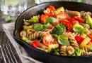 Fusilli in aromatischer Tomatensauce: Einfaches Alltagsrezept für 4 Portionen