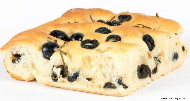 Rezept für Focaccia-Brot mit Oliven und Rosmarin 