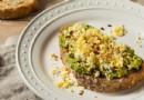 Schnelles Rezept: Cremiger Avocado-Toast mit geriebenem Ei – Fertig in 20 Minuten