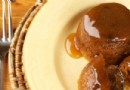 Klebriger Dattelpudding mit Karamellsauce: Klassisches Rezept für zu Hause