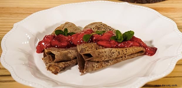 Rezept für Buchweizen-Crêpe mit Erdbeereintopf 