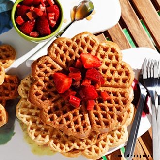 Rezept für Vollkornwaffeln mit Erdbeer-Rhabarber-Topping 