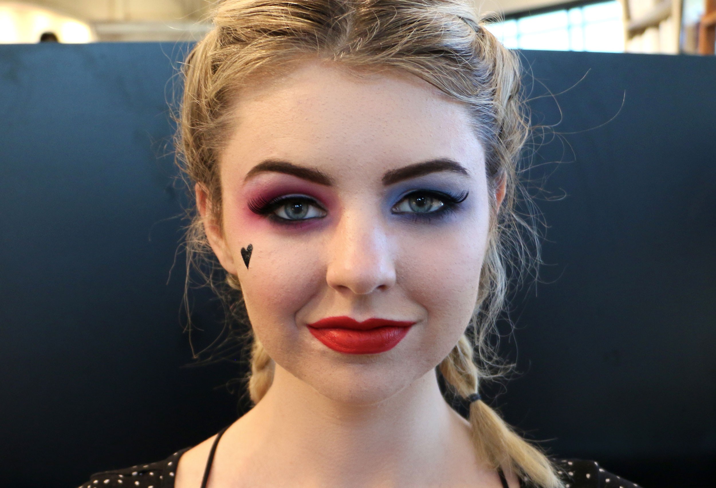 Wie man Harley Quinn schminkt für Halloween 