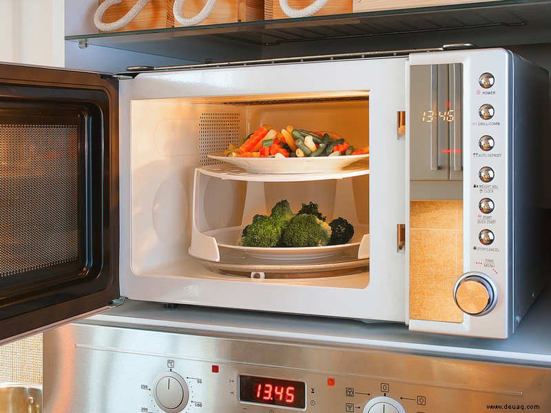 Der Ernährungswissenschaftler behauptet, dass das Kochen in der Mikrowelle sicher ist, die Nährstoffe intakt hält und keinen Krebs verursacht 