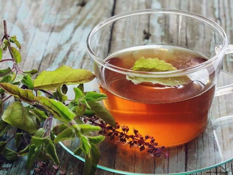 Tulsi Kashayam ist ein wirksames Hausmittelgetränk gegen Erkältung und Husten; Hier ist, wie Sie es zubereiten können 