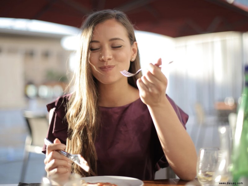 Hören Sie beim Essen auf Ihren Körper, um abzunehmen:So geht s 