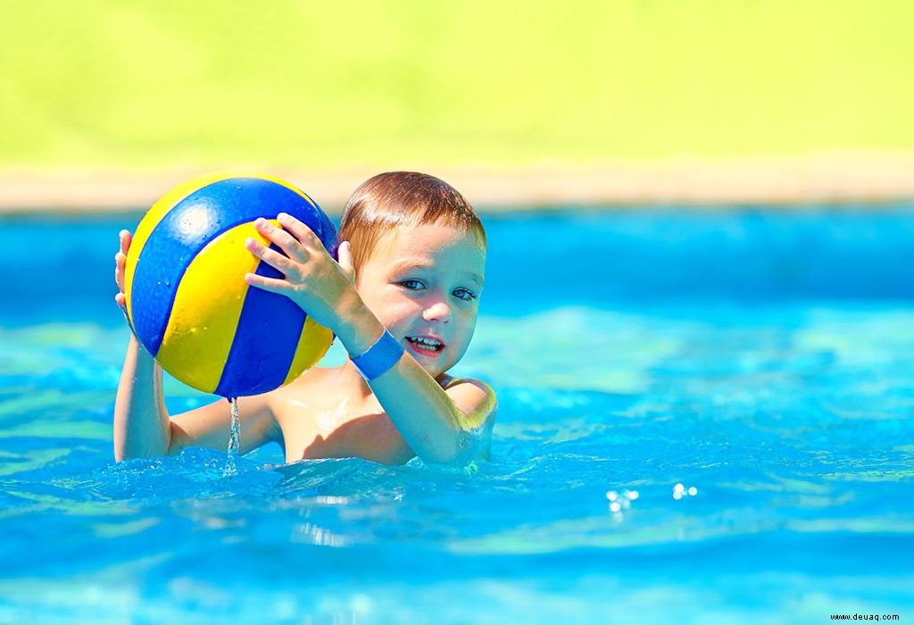 20 super lustige Schwimmbadspiele für Kinder 