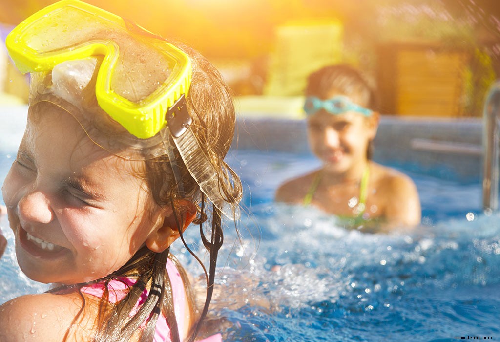 20 super lustige Schwimmbadspiele für Kinder 