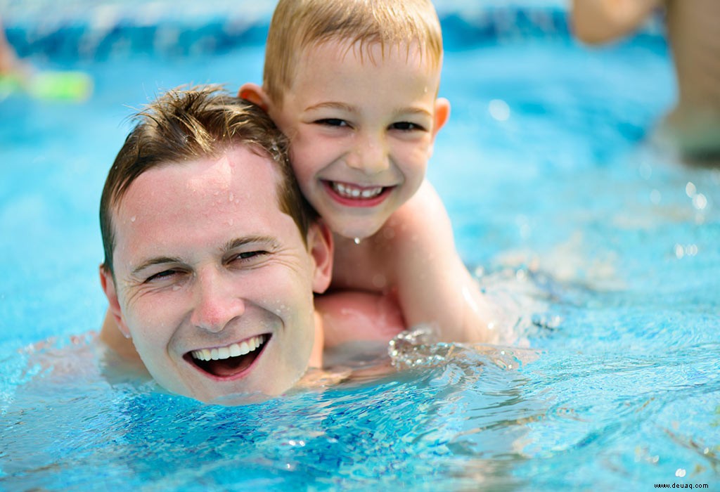 20 super lustige Schwimmbadspiele für Kinder 