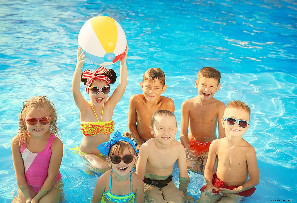 20 super lustige Schwimmbadspiele für Kinder 