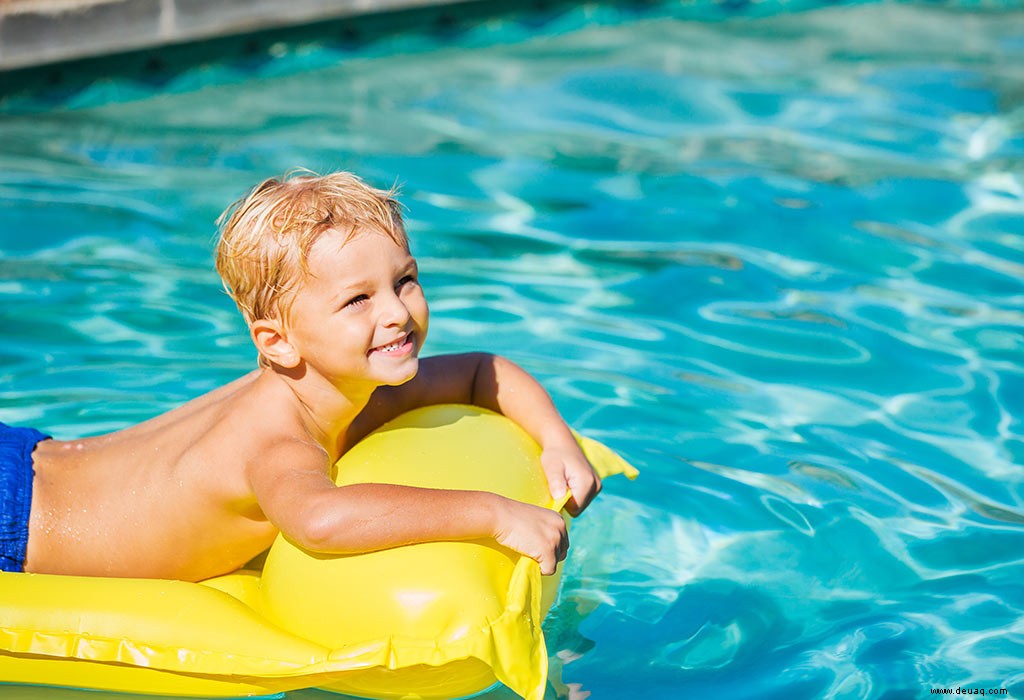 20 super lustige Schwimmbadspiele für Kinder 