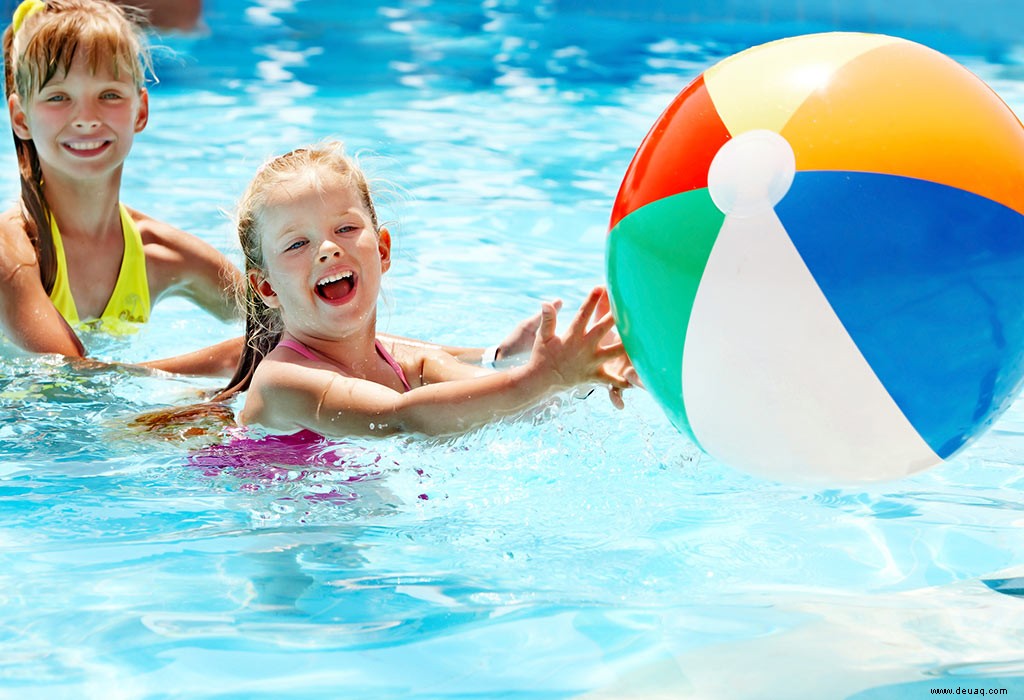 20 super lustige Schwimmbadspiele für Kinder 