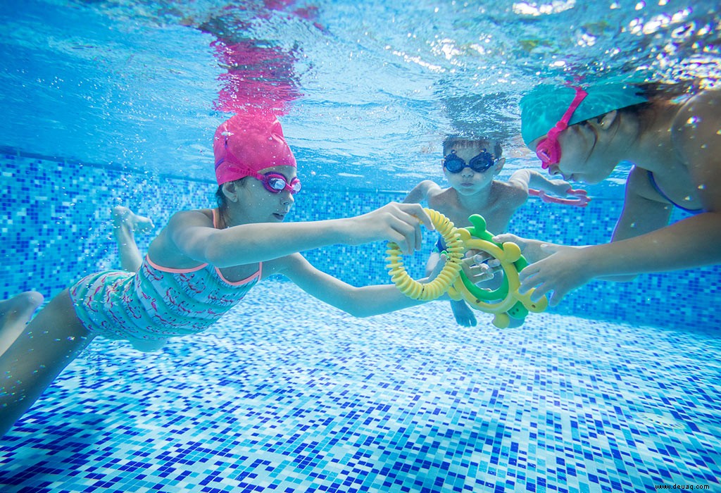 20 super lustige Schwimmbadspiele für Kinder 