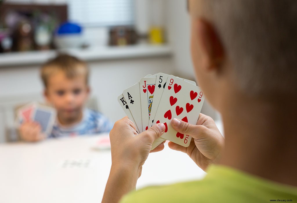 10 lustige und einfache Kartenspiele für Kinder 