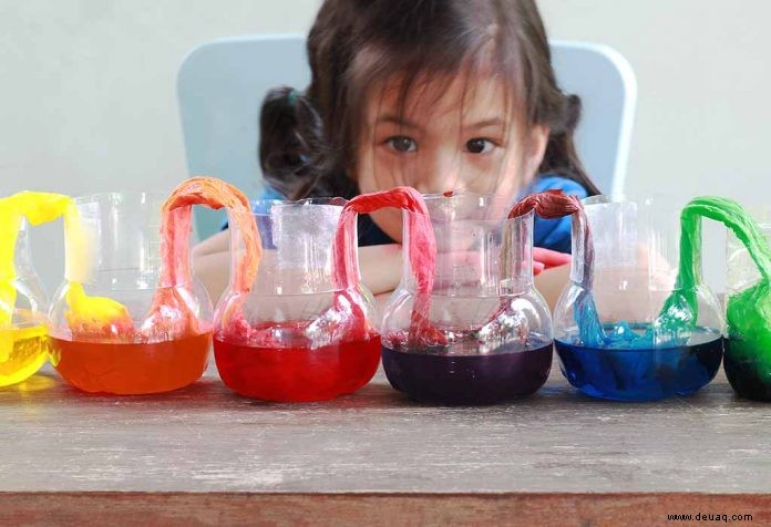 Einfaches und lustiges Walking Rainbow Water Experiment für Kinder 
