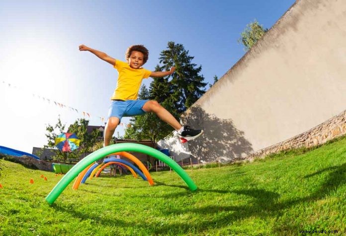 Einfache Hindernisparcours-Ideen für kleine Kinder 