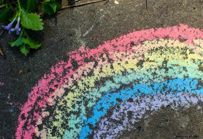 Einfaches DIY Puffy Sidewalk Paint Rezept für Kinder 