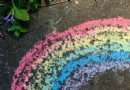 Einfaches DIY Puffy Sidewalk Paint Rezept für Kinder 
