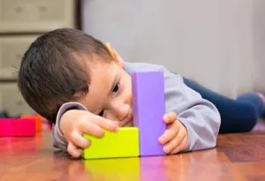 Autismus bei Kindern:Gründe, Anzeichen und Behandlung 