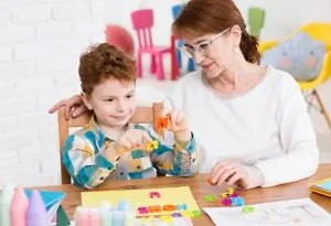 Autismus bei Kindern:Gründe, Anzeichen und Behandlung 