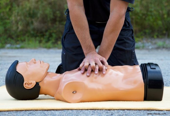 Wie man CPR bei Kindern durchführt 