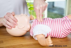 Wie man CPR bei Kindern durchführt 