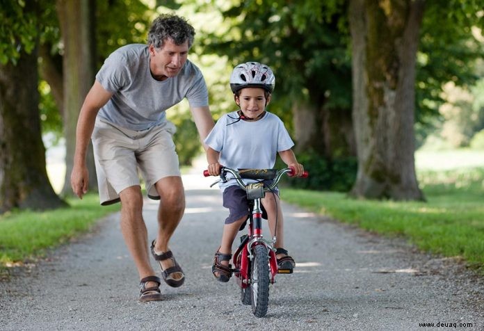 Einfache Tipps, um einem Kind das Fahrradfahren beizubringen 