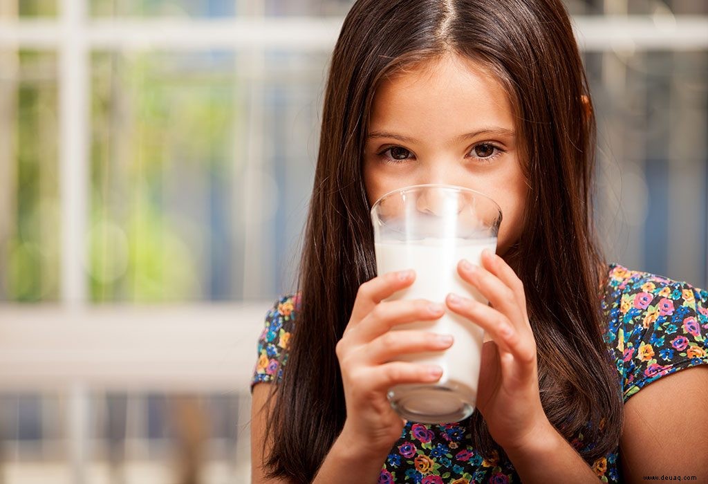 Einfache und effektive Möglichkeiten, Kinder dazu zu bringen, Milch zu trinken 