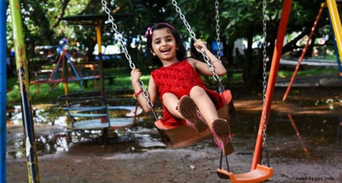 Wie man Kindern beibringt, eine Schaukel auf dem Spielplatz zu pumpen 