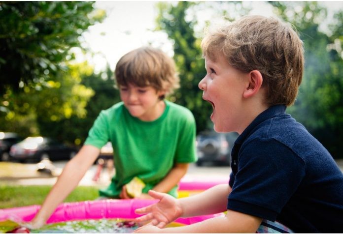 Spiele, die die soziale Entwicklung bei Kindern fördern 