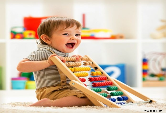 Ermutigen Sie kleine Kinder, unabhängig mit Spielzeug zu spielen 