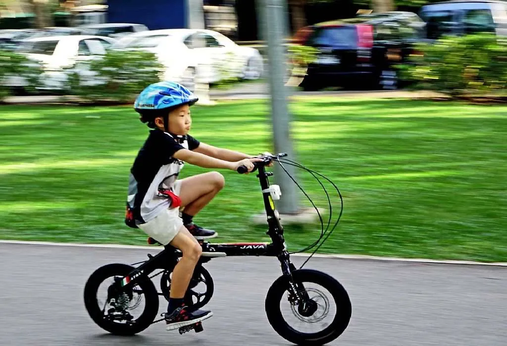 Sicheres Fahren auf Fahrrädern, Rollern und Skateboards 