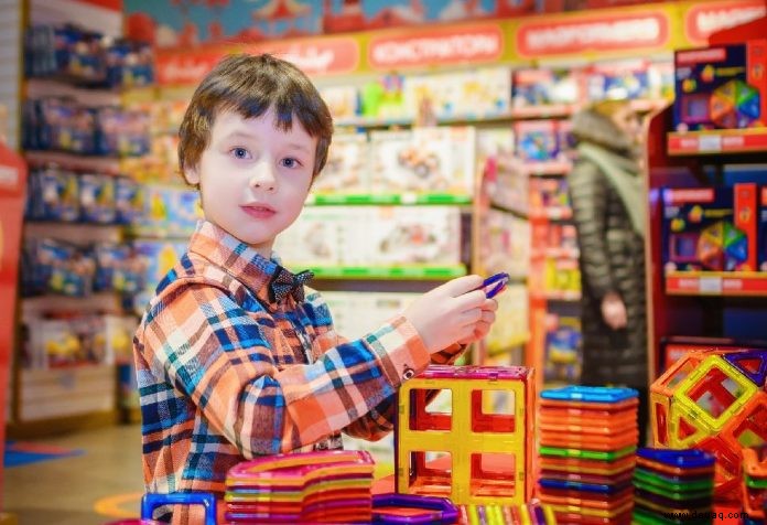 Auswahl von Spielzeug und Büchern für Schulkinder 