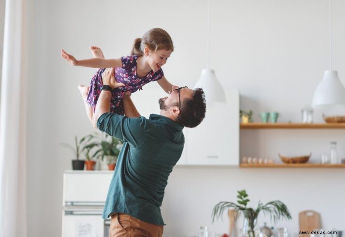 Verstehen, wie ein Vater die perfekte Rolle in der Entwicklung eines Kindes spielt 