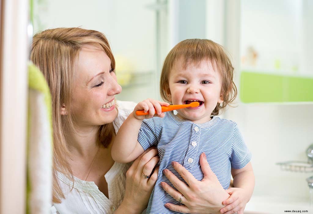 Hier ist, warum Sie Ihr Kind NICHT alleine seine Zähne putzen lassen sollten 