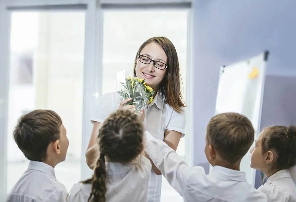 Die 38 besten Zitate, Wünsche und Nachrichten zum Tag des Lehrers, die Sie mit dem Lehrer Ihres Kindes teilen können 