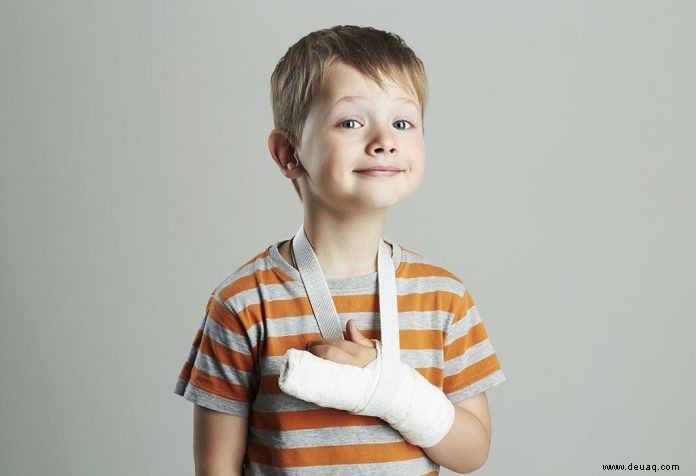 Wie man sich um Kinder mit Gips kümmert 